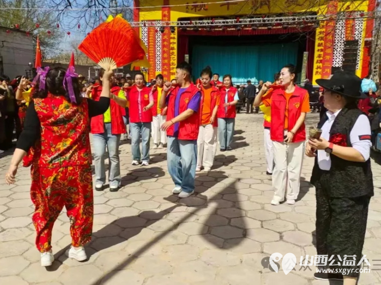 春风送暖入乡野公益温情润民心 五台公益之家的志愿者们奔赴东冶镇永兴村用载歌载舞的文艺盛宴用贴心入微的免费理发服务为这片乡土注入了别样的温情 - 第14张