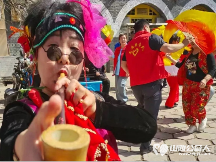 春风送暖入乡野公益温情润民心 五台公益之家的志愿者们奔赴东冶镇永兴村用载歌载舞的文艺盛宴用贴心入微的免费理发服务为这片乡土注入了别样的温情 - 第17张