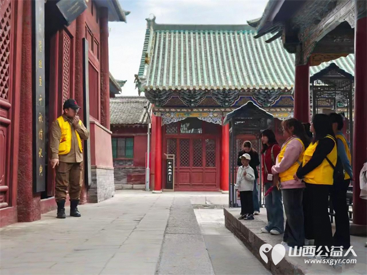雨天里的文化守护----长治市文物保护服务中心的志愿者与长治学院的志愿者在长治城隍庙义务讲解活动侧记 - 第2张