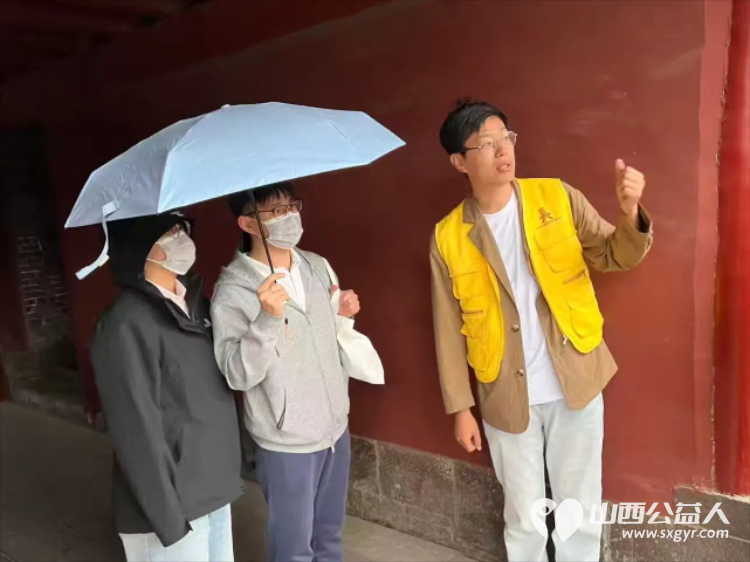 雨天里的文化守护----长治市文物保护服务中心的志愿者与长治学院的志愿者在长治城隍庙义务讲解活动侧记 - 第3张