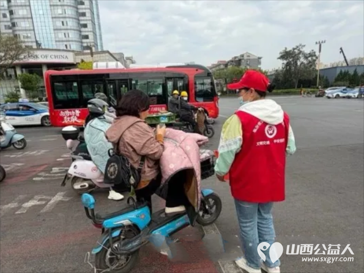 临汾街头红马甲天天见文明劝导不间断助力创城不停歇----临汾市文明交通志愿者协会第二轮文明交通劝导活动正式开展连续坚守五天累计服务人次达到835人次 - 第57张