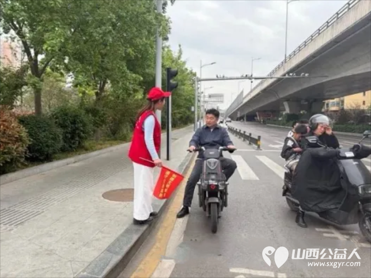 临汾街头红马甲天天见文明劝导不间断助力创城不停歇----临汾市文明交通志愿者协会第二轮文明交通劝导活动正式开展连续坚守五天累计服务人次达到835人次 - 第56张