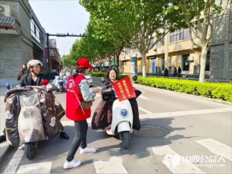 临汾街头红马甲天天见文明劝导不间断助力创城不停歇----临汾市文明交通志愿者协会第二轮文明交通劝导活动正式开展连续坚守五天累计服务人次达到835人次 - 第49张