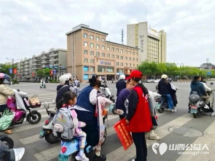 临汾街头红马甲天天见文明劝导不间断助力创城不停歇----临汾市文明交通志愿者协会第二轮文明交通劝导活动正式开展连续坚守五天累计服务人次达到835人次 - 第50张