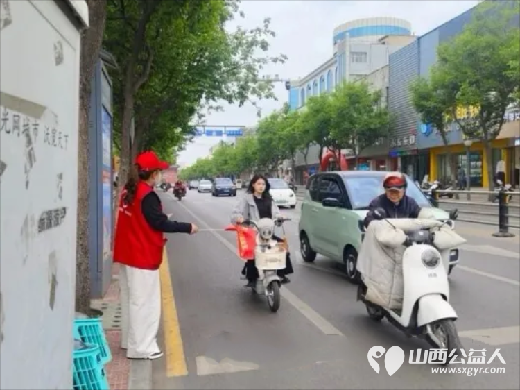 临汾街头红马甲天天见文明劝导不间断助力创城不停歇----临汾市文明交通志愿者协会第二轮文明交通劝导活动正式开展连续坚守五天累计服务人次达到835人次 - 第19张