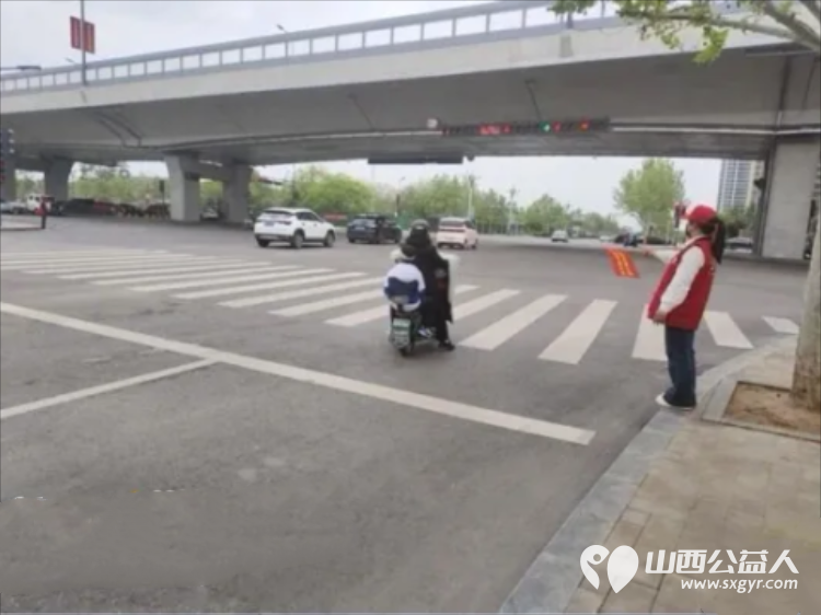 临汾街头红马甲天天见文明劝导不间断助力创城不停歇----临汾市文明交通志愿者协会第二轮文明交通劝导活动正式开展连续坚守五天累计服务人次达到835人次 - 第43张