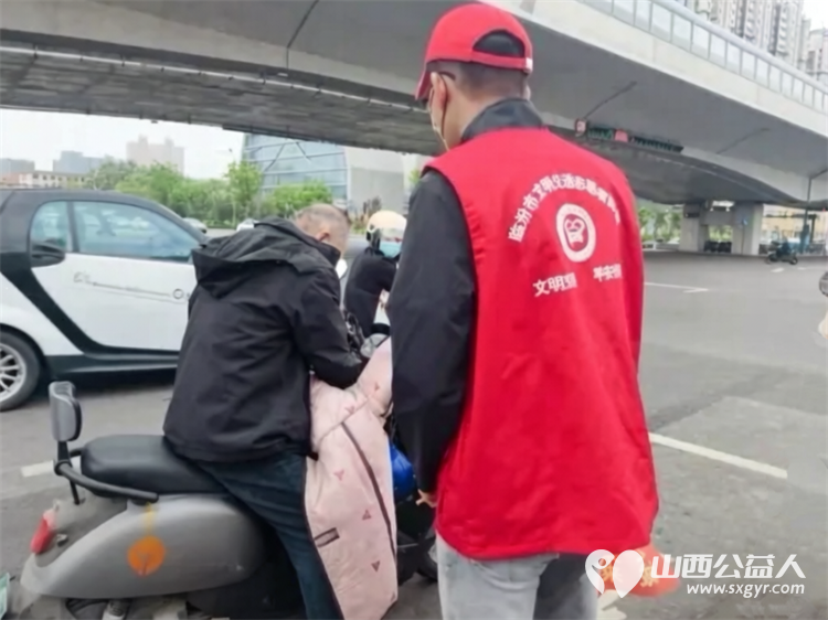 临汾街头红马甲天天见文明劝导不间断助力创城不停歇----临汾市文明交通志愿者协会第二轮文明交通劝导活动正式开展连续坚守五天累计服务人次达到835人次 - 第38张