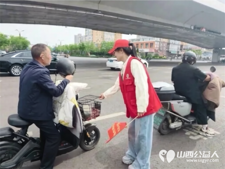 临汾街头红马甲天天见文明劝导不间断助力创城不停歇----临汾市文明交通志愿者协会第二轮文明交通劝导活动正式开展连续坚守五天累计服务人次达到835人次 - 第37张