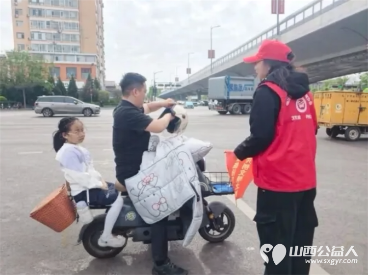 临汾街头红马甲天天见文明劝导不间断助力创城不停歇----临汾市文明交通志愿者协会第二轮文明交通劝导活动正式开展连续坚守五天累计服务人次达到835人次 - 第32张