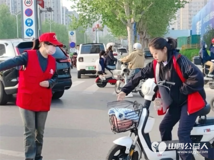 临汾街头红马甲天天见文明劝导不间断助力创城不停歇----临汾市文明交通志愿者协会第二轮文明交通劝导活动正式开展连续坚守五天累计服务人次达到835人次 - 第17张