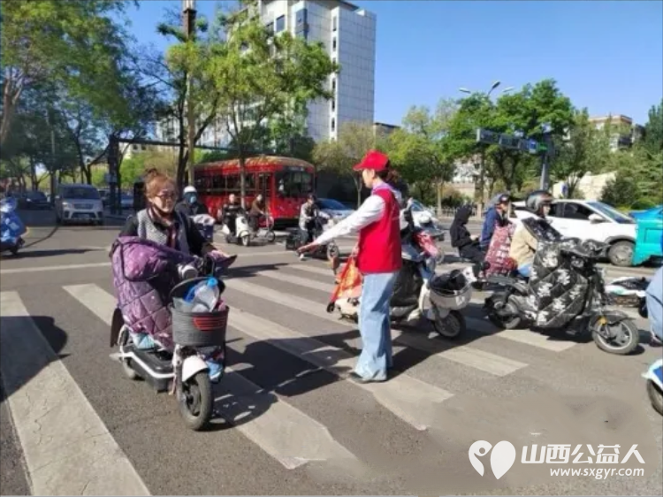 临汾街头红马甲天天见文明劝导不间断助力创城不停歇----临汾市文明交通志愿者协会第二轮文明交通劝导活动正式开展连续坚守五天累计服务人次达到835人次 - 第25张
