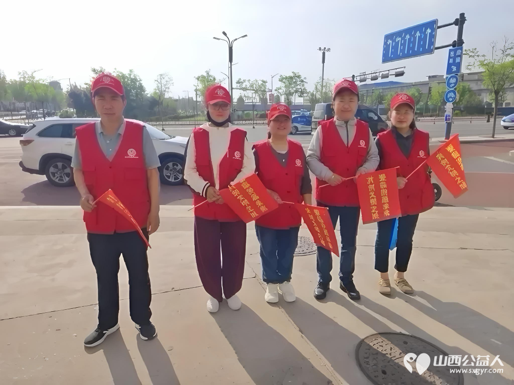 临汾街头红马甲天天见文明劝导不间断助力创城不停歇----临汾市文明交通志愿者协会第二轮文明交通劝导活动正式开展连续坚守五天累计服务人次达到835人次 - 第7张