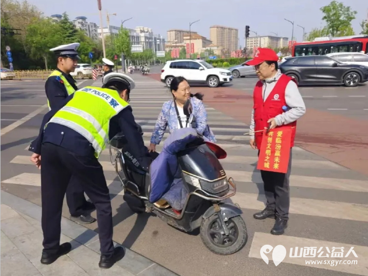 临汾街头红马甲天天见文明劝导不间断助力创城不停歇----临汾市文明交通志愿者协会第二轮文明交通劝导活动正式开展连续坚守五天累计服务人次达到835人次 - 第51张