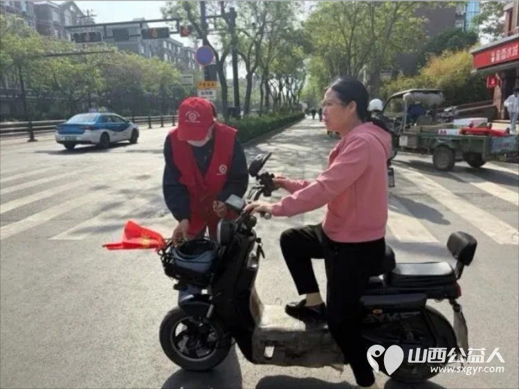 临汾街头红马甲天天见文明劝导不间断助力创城不停歇----临汾市文明交通志愿者协会第二轮文明交通劝导活动正式开展连续坚守五天累计服务人次达到835人次 - 第52张
