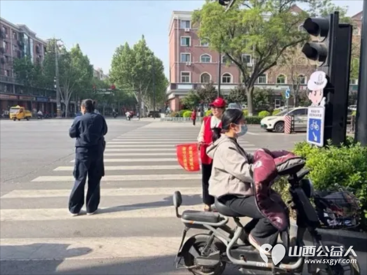 临汾街头红马甲天天见文明劝导不间断助力创城不停歇----临汾市文明交通志愿者协会第二轮文明交通劝导活动正式开展连续坚守五天累计服务人次达到835人次 - 第54张