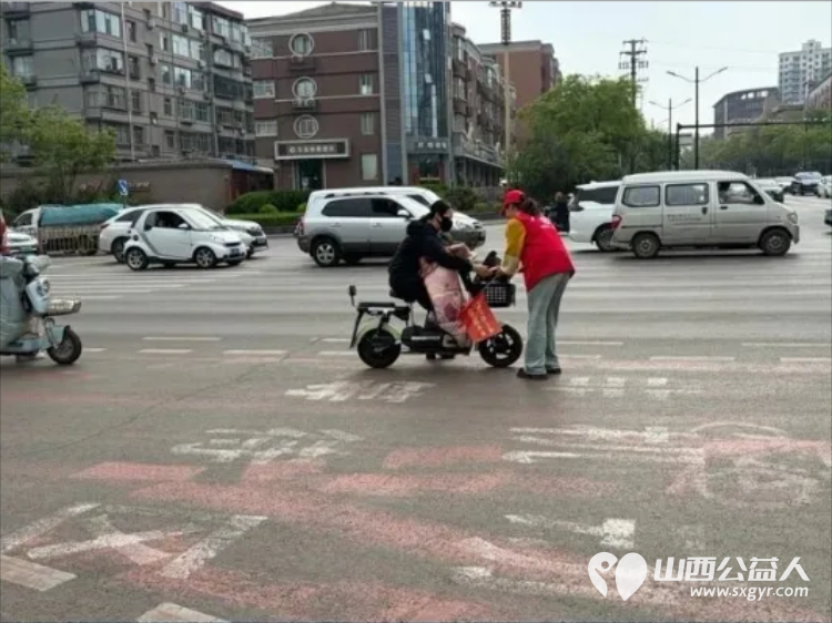 临汾街头红马甲天天见文明劝导不间断助力创城不停歇----临汾市文明交通志愿者协会第二轮文明交通劝导活动正式开展连续坚守五天累计服务人次达到835人次 - 第45张