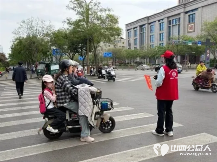 临汾街头红马甲天天见文明劝导不间断助力创城不停歇----临汾市文明交通志愿者协会第二轮文明交通劝导活动正式开展连续坚守五天累计服务人次达到835人次 - 第48张