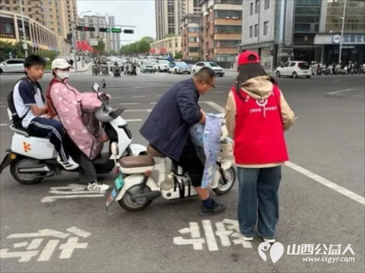 临汾街头红马甲天天见文明劝导不间断助力创城不停歇----临汾市文明交通志愿者协会第二轮文明交通劝导活动正式开展连续坚守五天累计服务人次达到835人次 - 第20张