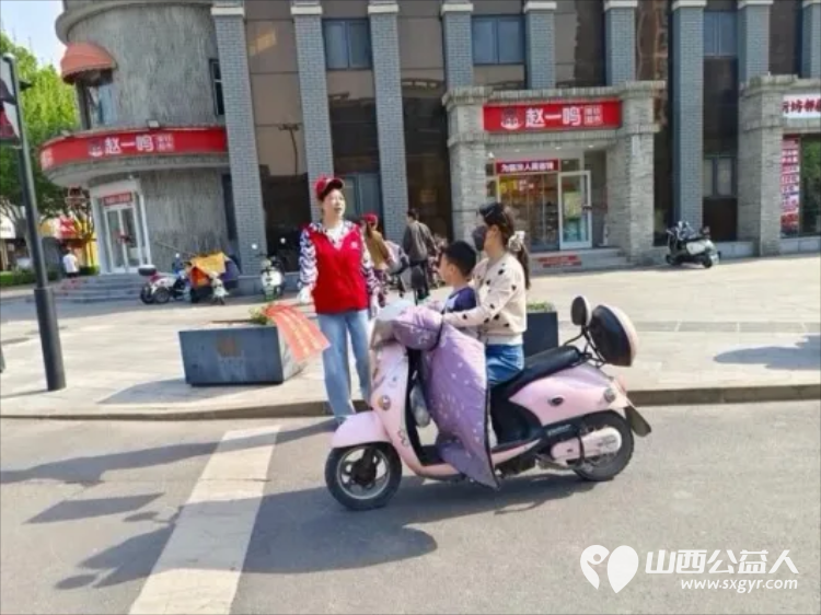 临汾街头红马甲天天见文明劝导不间断助力创城不停歇----临汾市文明交通志愿者协会第二轮文明交通劝导活动正式开展连续坚守五天累计服务人次达到835人次 - 第42张