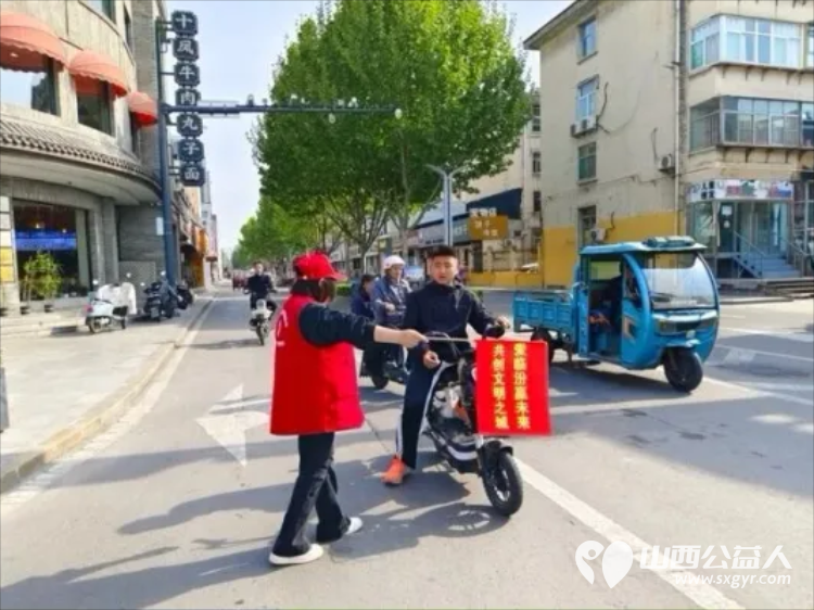 临汾街头红马甲天天见文明劝导不间断助力创城不停歇----临汾市文明交通志愿者协会第二轮文明交通劝导活动正式开展连续坚守五天累计服务人次达到835人次 - 第40张