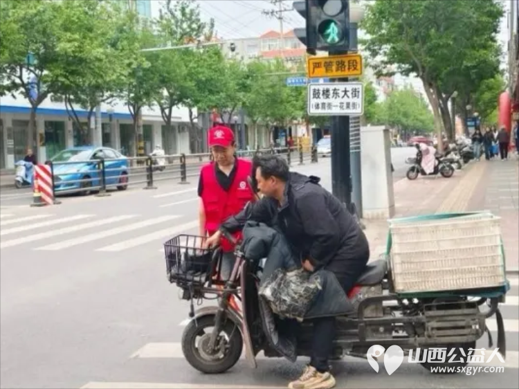 临汾街头红马甲天天见文明劝导不间断助力创城不停歇----临汾市文明交通志愿者协会第二轮文明交通劝导活动正式开展连续坚守五天累计服务人次达到835人次 - 第22张