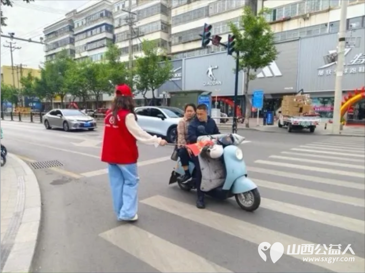临汾街头红马甲天天见文明劝导不间断助力创城不停歇----临汾市文明交通志愿者协会第二轮文明交通劝导活动正式开展连续坚守五天累计服务人次达到835人次 - 第29张