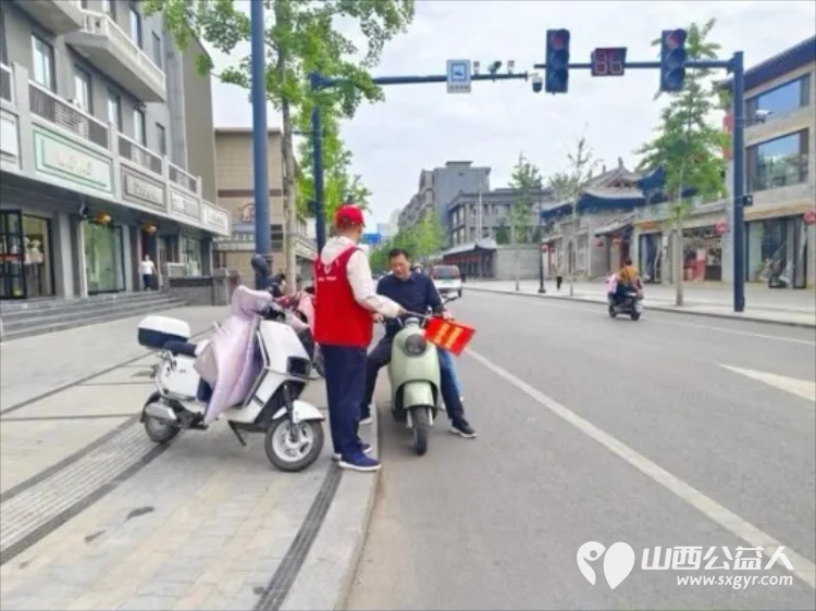 临汾街头红马甲天天见文明劝导不间断助力创城不停歇----临汾市文明交通志愿者协会第二轮文明交通劝导活动正式开展连续坚守五天累计服务人次达到835人次 - 第28张