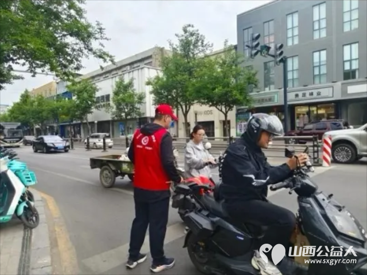 临汾街头红马甲天天见文明劝导不间断助力创城不停歇----临汾市文明交通志愿者协会第二轮文明交通劝导活动正式开展连续坚守五天累计服务人次达到835人次 - 第21张