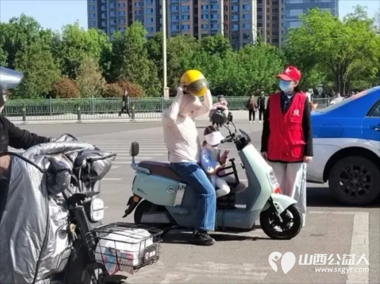 临汾街头红马甲天天见文明劝导不间断助力创城不停歇----临汾市文明交通志愿者协会第二轮文明交通劝导活动正式开展连续坚守五天累计服务人次达到835人次 - 第24张