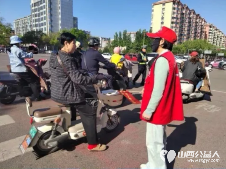 临汾街头红马甲天天见文明劝导不间断助力创城不停歇----临汾市文明交通志愿者协会第二轮文明交通劝导活动正式开展连续坚守五天累计服务人次达到835人次 - 第18张