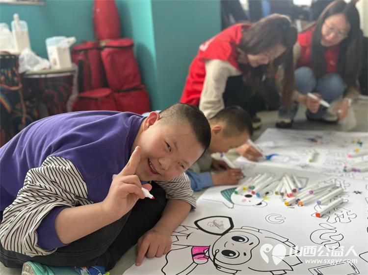 守护星光金融护航 平安山西地区消保联席会组织志愿者来到太原市灵星社区康复中心陪着孩子们共绘蓝图共唱我的祖国 为孩子们捐赠各种手工材料 - 第6张