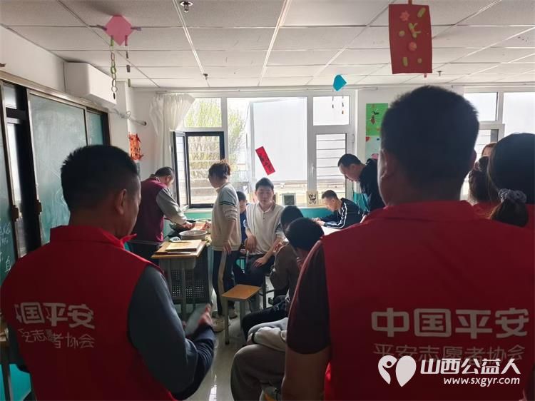守护星光金融护航 平安山西地区消保联席会组织志愿者来到太原市灵星社区康复中心陪着孩子们共绘蓝图共唱我的祖国 为孩子们捐赠各种手工材料 - 第5张