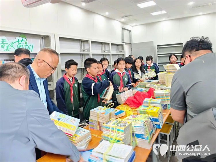 书越彩虹为爱启程----晋城万达广场爱心公益慈善团队走进陵川县杨村镇明德小学开展公益图书捐赠活动 - 第6张