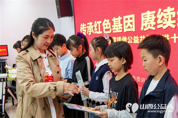 雷锋精神润童心宣讲实践促成长 雷锋宣讲团山西分团联合青年路小学走进太原市迎泽街道并州路二社区开展“雷小锋宣讲团”公益课堂进社区活动 - 第3张