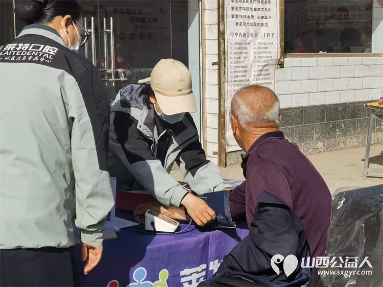 介休市敬老协会孝善行助老活动2026年4月18日走进张兰镇田堡村在田堡村党群服务中心为老人理发体检 - 第23张