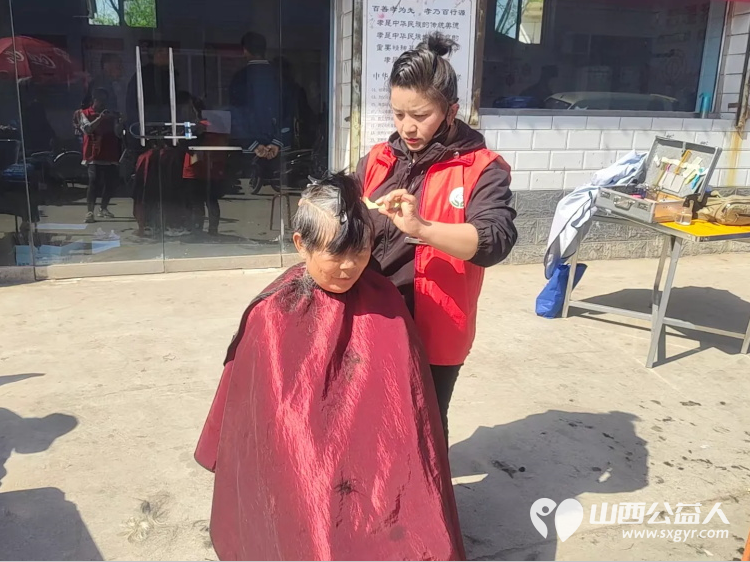 介休市敬老协会孝善行助老活动2026年4月18日走进张兰镇田堡村在田堡村党群服务中心为老人理发体检 - 第32张