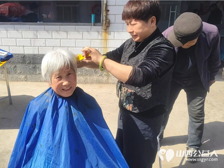 介休市敬老协会孝善行助老活动2026年4月18日走进张兰镇田堡村在田堡村党群服务中心为老人理发体检 - 第30张