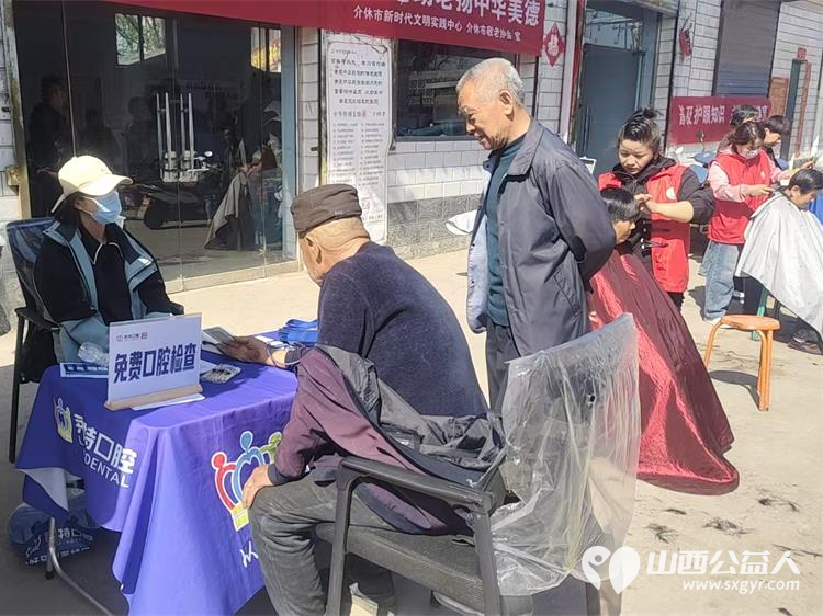 介休市敬老协会孝善行助老活动2026年4月18日走进张兰镇田堡村在田堡村党群服务中心为老人理发体检 - 第19张