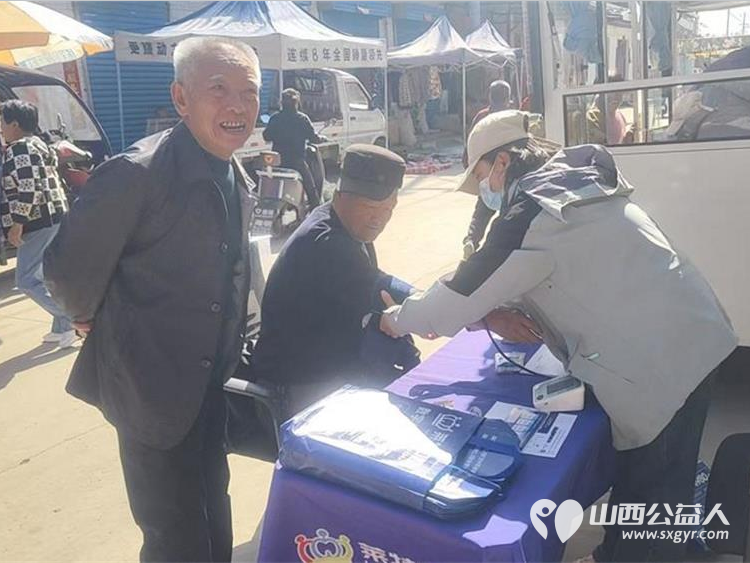 介休市敬老协会孝善行助老活动2026年4月18日走进张兰镇田堡村在田堡村党群服务中心为老人理发体检 - 第20张