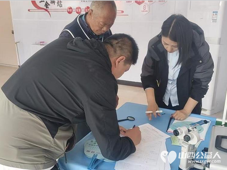 介休市敬老协会孝善行助老活动2026年4月18日走进张兰镇田堡村在田堡村党群服务中心为老人理发体检 - 第18张