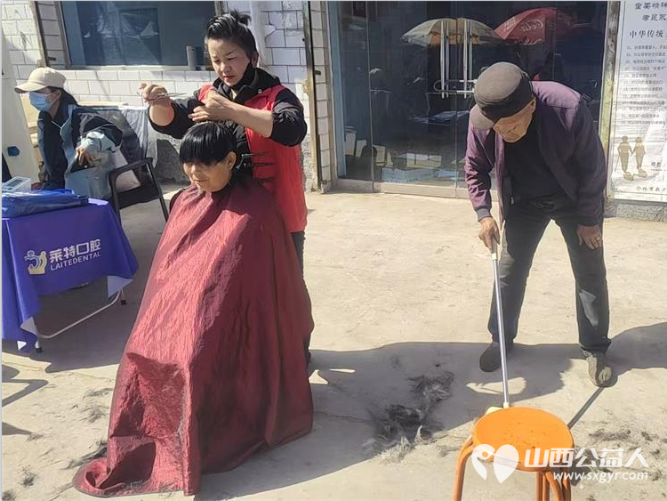 介休市敬老协会孝善行助老活动2026年4月18日走进张兰镇田堡村在田堡村党群服务中心为老人理发体检 - 第11张