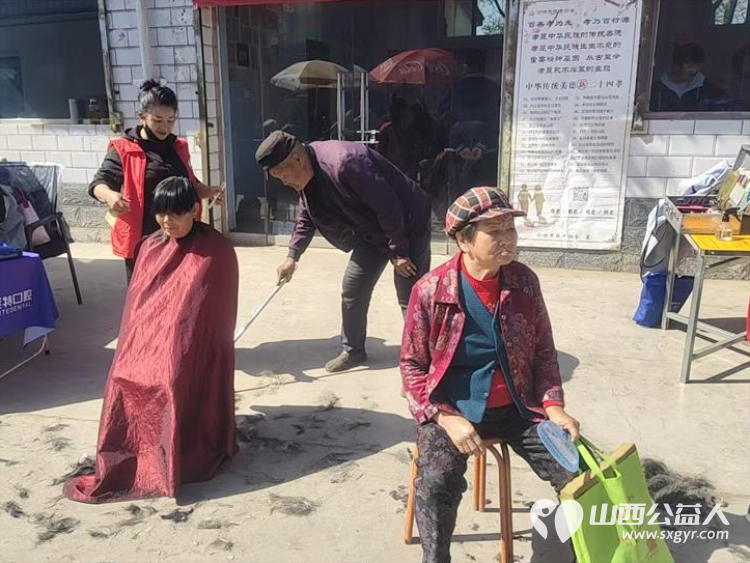 介休市敬老协会孝善行助老活动2026年4月18日走进张兰镇田堡村在田堡村党群服务中心为老人理发体检 - 第25张