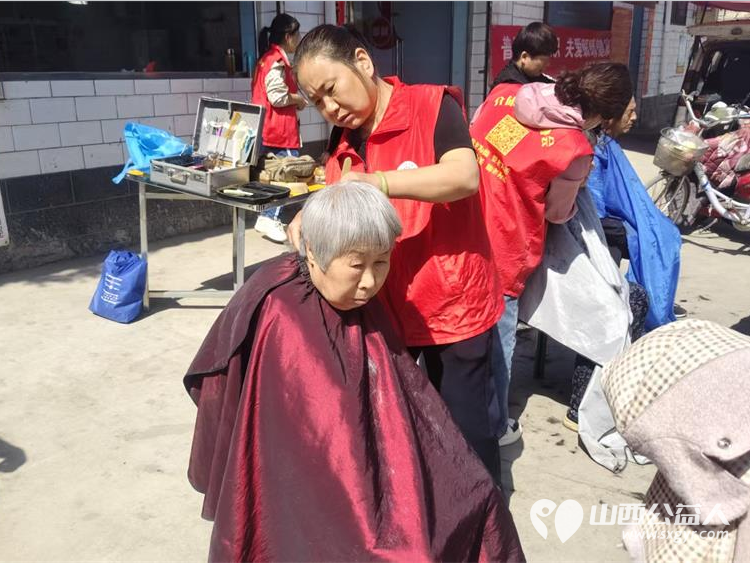 介休市敬老协会孝善行助老活动2026年4月18日走进张兰镇田堡村在田堡村党群服务中心为老人理发体检 - 第10张