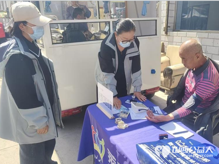 介休市敬老协会孝善行助老活动2026年4月18日走进张兰镇田堡村在田堡村党群服务中心为老人理发体检 - 第12张