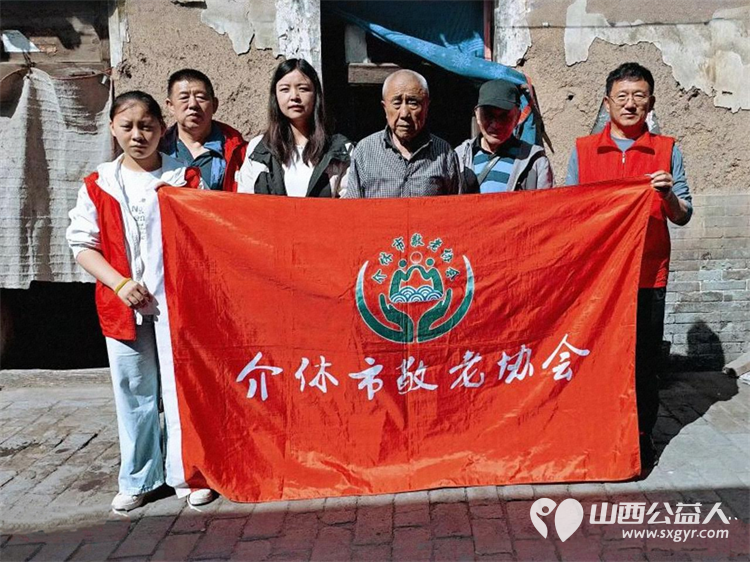 介休市敬老协会组织志愿者在张兰镇田堡村入户86岁特困王友庆老人家中为老人打扫室内外卫生刷洗锅碗瓢盆洗漱做饭包饺子 - 第1张