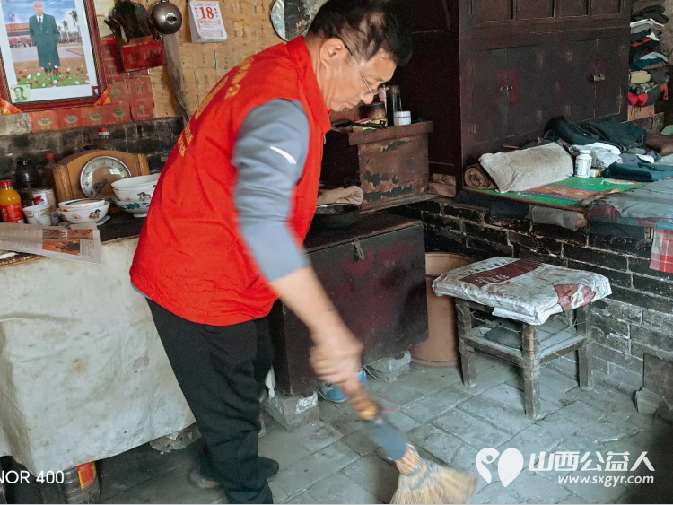 介休市敬老协会组织志愿者在张兰镇田堡村入户86岁特困王友庆老人家中为老人打扫室内外卫生刷洗锅碗瓢盆洗漱做饭包饺子 - 第10张