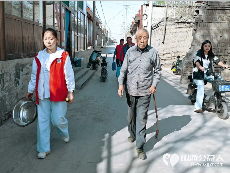 介休市敬老协会组织志愿者在张兰镇田堡村入户86岁特困王友庆老人家中为老人打扫室内外卫生刷洗锅碗瓢盆洗漱做饭包饺子 - 第2张