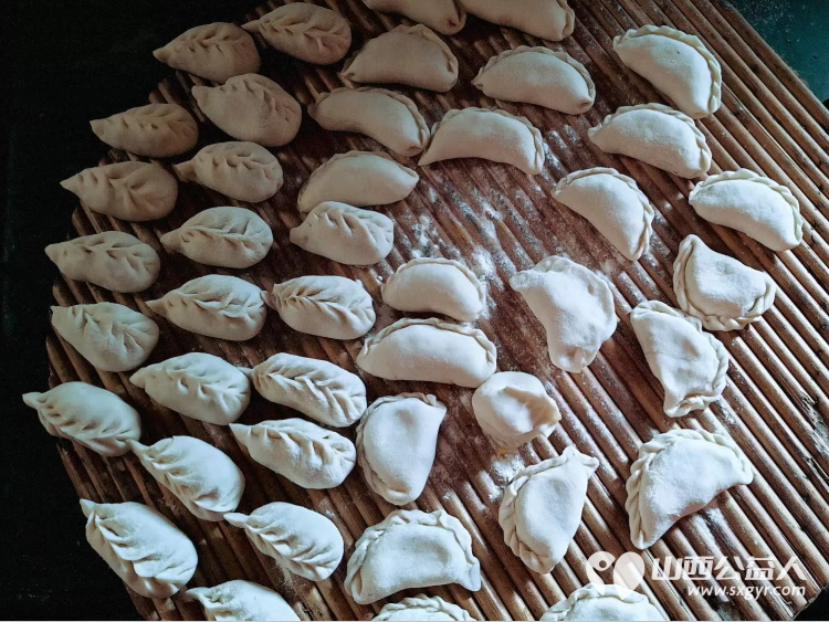 介休市敬老协会组织志愿者在张兰镇田堡村入户86岁特困王友庆老人家中为老人打扫室内外卫生刷洗锅碗瓢盆洗漱做饭包饺子 - 第5张