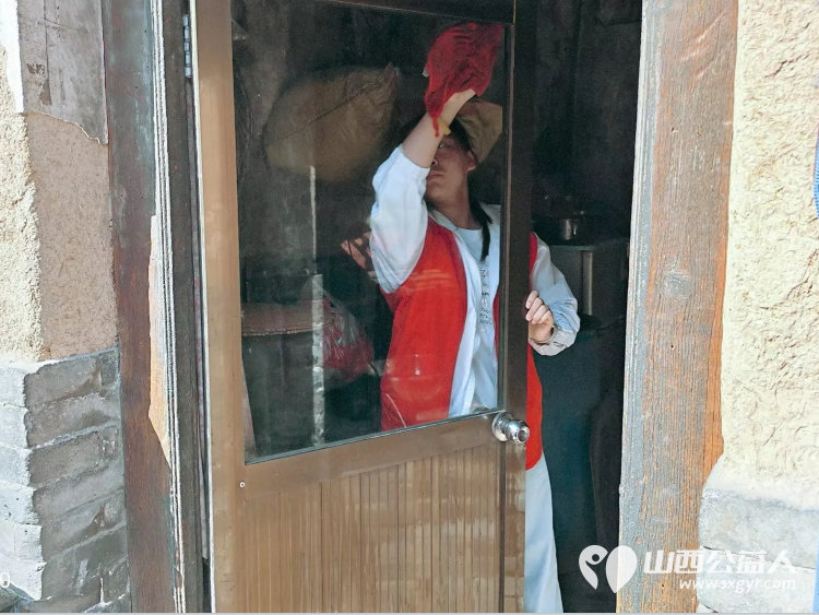 介休市敬老协会组织志愿者在张兰镇田堡村入户86岁特困王友庆老人家中为老人打扫室内外卫生刷洗锅碗瓢盆洗漱做饭包饺子 - 第7张