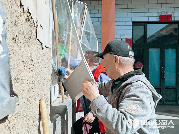 介休市敬老协会组织志愿者在张兰镇田堡村入户86岁特困王友庆老人家中为老人打扫室内外卫生刷洗锅碗瓢盆洗漱做饭包饺子 - 第9张